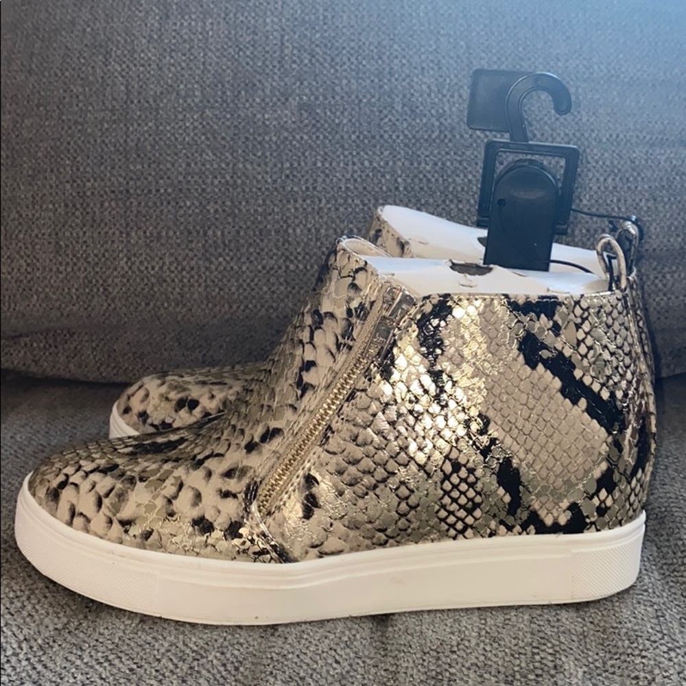 NWT Memory Foam wedge sneakers 👟 🐍